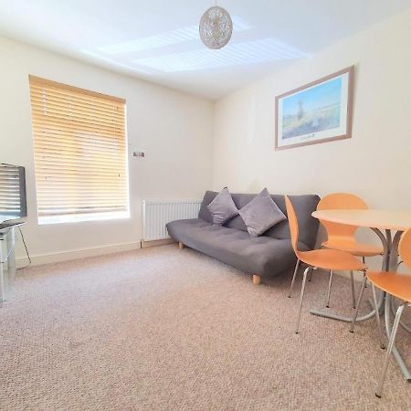 Bassett Flat With 2 Bedrooms And Superfast Wi-Fi Sittingbourne Eksteriør billede