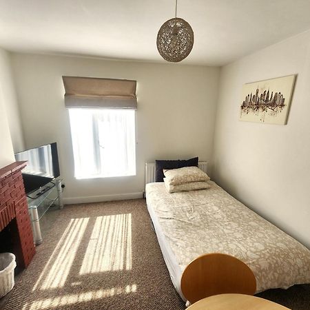 Bassett Flat With 2 Bedrooms And Superfast Wi-Fi Sittingbourne Eksteriør billede