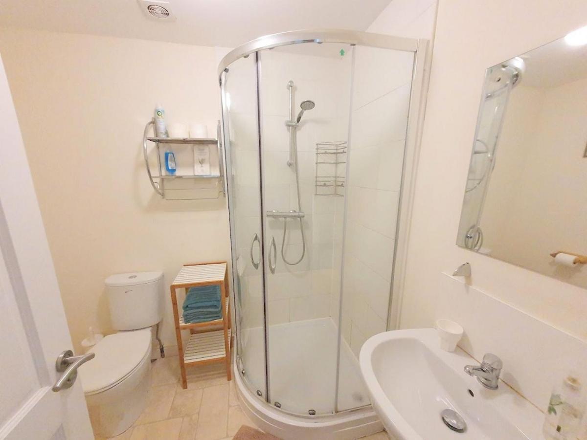 Bassett Flat With 2 Bedrooms And Superfast Wi-Fi Sittingbourne Eksteriør billede
