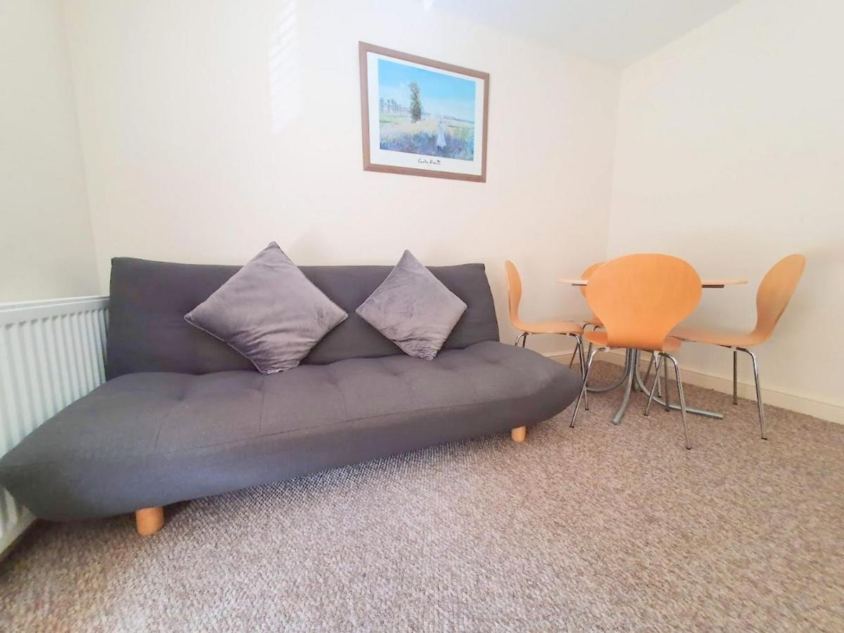 Bassett Flat With 2 Bedrooms And Superfast Wi-Fi Sittingbourne Eksteriør billede