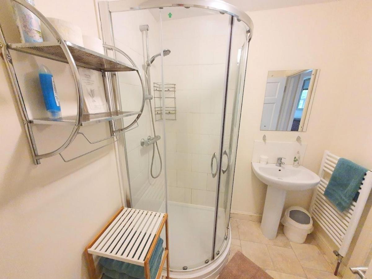 Bassett Flat With 2 Bedrooms And Superfast Wi-Fi Sittingbourne Eksteriør billede