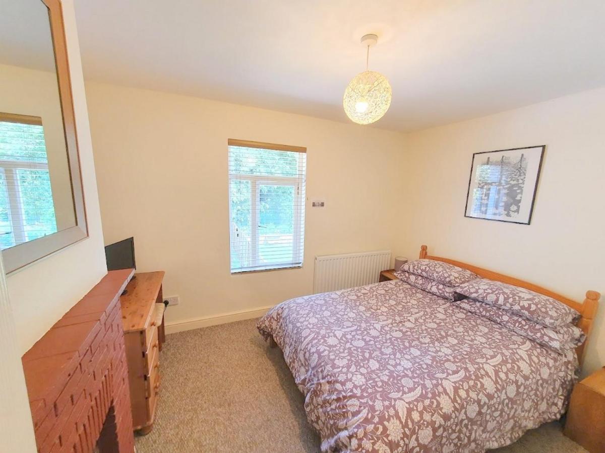 Bassett Flat With 2 Bedrooms And Superfast Wi-Fi Sittingbourne Eksteriør billede