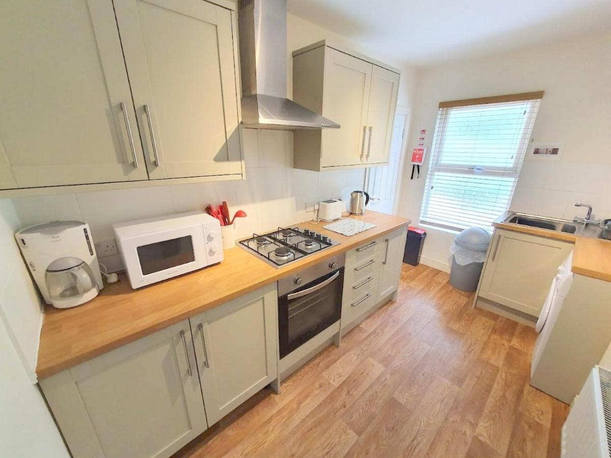Bassett Flat With 2 Bedrooms And Superfast Wi-Fi Sittingbourne Eksteriør billede