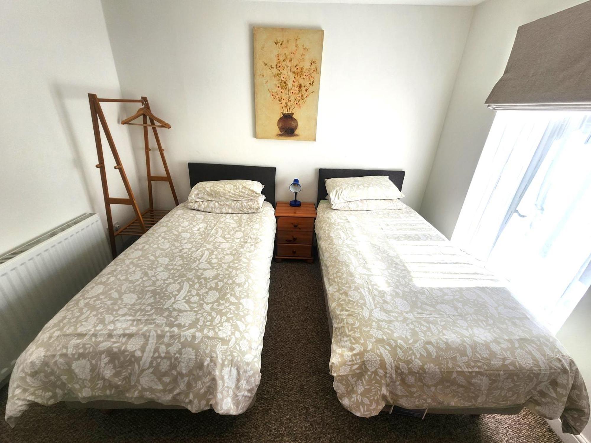 Bassett Flat With 2 Bedrooms And Superfast Wi-Fi Sittingbourne Eksteriør billede